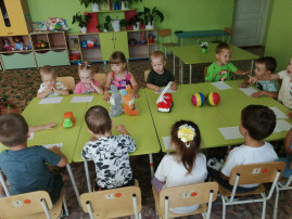 Дети очень любят играть с мячом Дети очень любят играть с мячом.